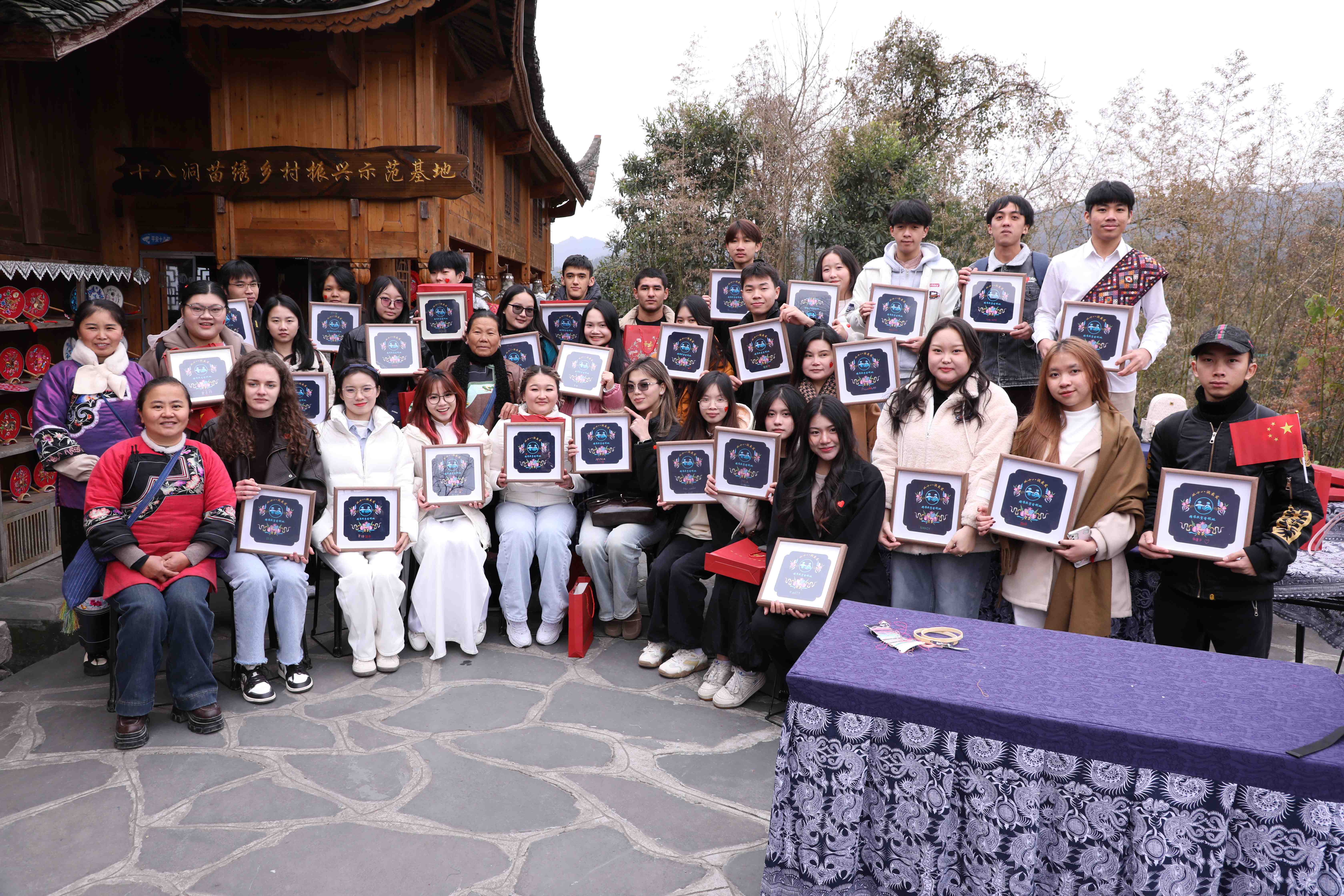 留学生们展示各自的苗绣作品 刘欣然摄.jpg